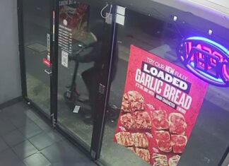 시드니 패스트푸드 매장 직원들, 잇따른 강도사건으로 트라우마 겪어 The man arrived at Pizza Hut on two wheels and masked up. (9News)