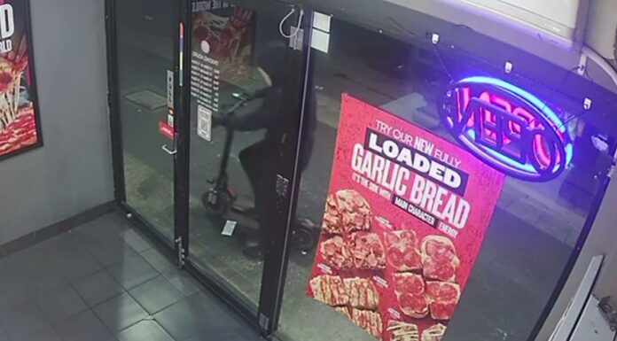 시드니 패스트푸드 매장 직원들, 잇따른 강도사건으로 트라우마 겪어 The man arrived at Pizza Hut on two wheels and masked up. (9News)