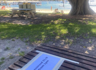 시드니 발모랄 비치 피크닉 테이블에 남겨진 ‘예약’ 메모 The message, taped onto not one but two tables in the area, lit a fire under Sydney beachgoers after it was posted online
