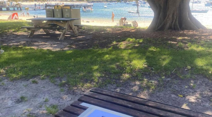 시드니 발모랄 비치 피크닉 테이블에 남겨진 ‘예약’ 메모 The message, taped onto not one but two tables in the area, lit a fire under Sydney beachgoers after it was posted online