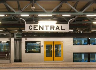 오징어 게임 의상을 입은 시드니 남성, 칼 들고 경찰에게 접근 A man dressed in a Squid Games costume has been tasered inside a train at Sydney's Central Station. (Getty)