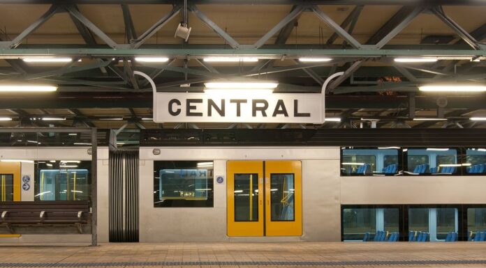 오징어 게임 의상을 입은 시드니 남성, 칼 들고 경찰에게 접근 A man dressed in a Squid Games costume has been tasered inside a train at Sydney's Central Station. (Getty)