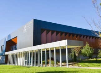 NSW 한 학교, 고학년 학생을 위한 주 4일제 수업 영구 도입 Chevalier College in Burradoo, NSW, has permanently adopted a four-day in-person week for older students. (Google Maps)