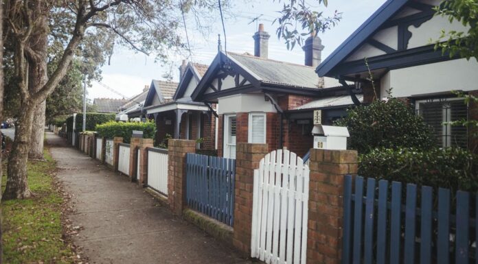 엄청나게 급증한 모기지 상환액, 매달 휴가비만큼 지불해야 Average mortgage repayments have soared by more than $2000 a month since before the start of the pandemic. (Dion Georgopoulos)