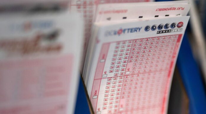 NSW 남성, 화장실에 앉아 460만 달러의 파워볼에 당첨된 것을 발견하다. The NSW man won $4.6 million in the Powerball (CNN)