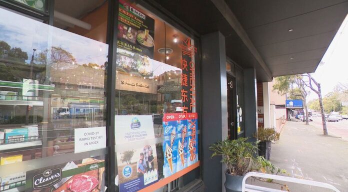 시드니 슈퍼마켓에서 190병 이상 술 압수 Inspectors from Liquor and Gaming NSW have seized 191 bottles and cans of alcohol from a Camperdown supermarket. (9News)