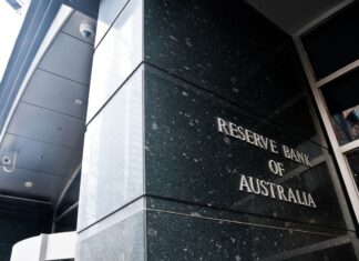 짐 찰머스 재무장관, 호주 중앙은행 금리 인상으로 ‘경제를 망치고 있다’고 선언하다 Interest rates have remained the highest they've been in 13 years since November 2023. (Getty)