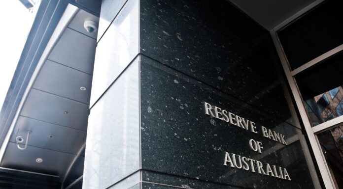 짐 찰머스 재무장관, 호주 중앙은행 금리 인상으로 ‘경제를 망치고 있다’고 선언하다 Interest rates have remained the highest they've been in 13 years since November 2023. (Getty)