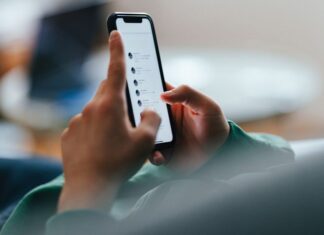 호주 13~16세 사이, SNS 금지법 도입 추진 Most big social media companies don't let children under 13 sign up but the restrictions are trivial to get around. (Getty)