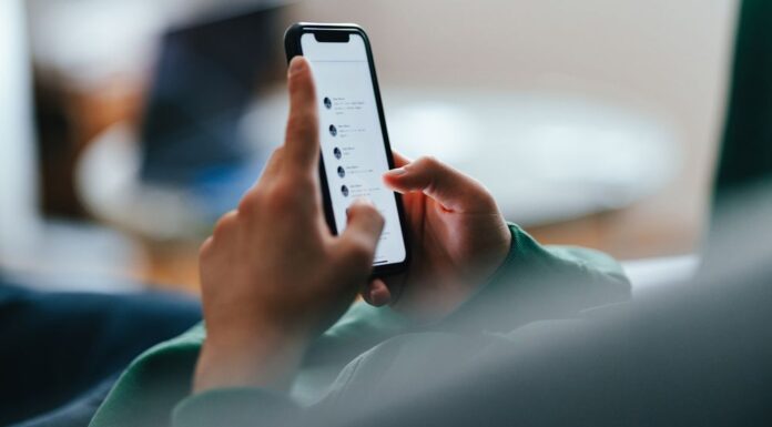 호주 13~16세 사이, SNS 금지법 도입 추진 Most big social media companies don't let children under 13 sign up but the restrictions are trivial to get around. (Getty)