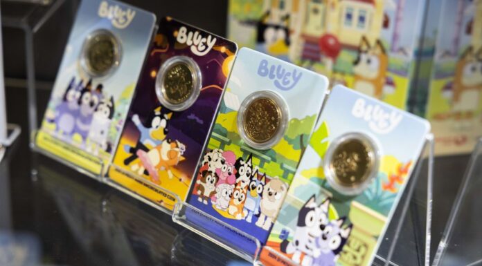 호주 우체국에서 블루이 코인 특별 컬렉션 출시 Special edition Bluey coins are now available through Australia Post. (Australia Post)