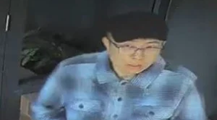 경찰, 브리즈번 공원에서 아기에게 끓는 커피 붓고 도주한 남성 신원 확인 Police have released images of a man they claim poured hot coffee over a baby in a Brisbane park. (Queensland Police Service)