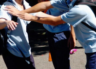 NSW 공립고교 학생폭력 교사 안전 위협 New measures to combat violence in WA public schools have led to the expulsion and suspension of record numbers of students.CreditFairfax