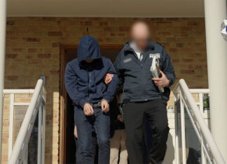 호주 경찰, 전 세계 범죄자들이 사용한 앱’고스트’ 개발한 한국계 남성 및 수십 명 체포 The AFP arrested the 32-year-old man at his Narwee home. ( Supplied AFP)