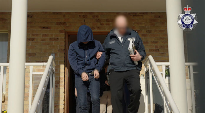 호주 경찰, 전 세계 범죄자들이 사용한 앱’고스트’ 개발한 한국계 남성 및 수십 명 체포 The AFP arrested the 32-year-old man at his Narwee home. ( Supplied AFP)