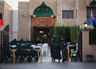 시드니 이슬람 사원에 전화한 혐의로 기소된 여성 A memorial service was held for slain Hezbollah chief Hassan Nasrallah at Kingsgrove Mosque in Sydney. (SMH)