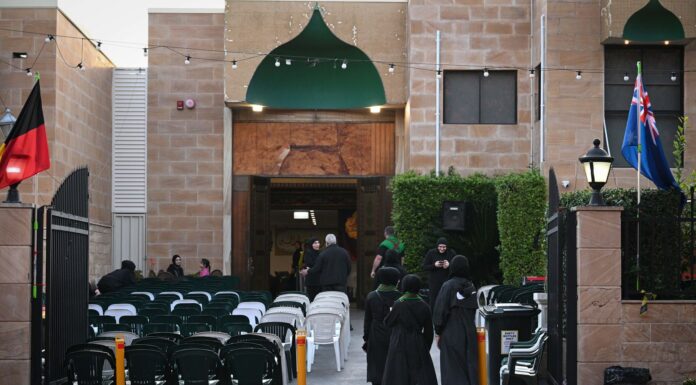 시드니 이슬람 사원에 전화한 혐의로 기소된 여성 A memorial service was held for slain Hezbollah chief Hassan Nasrallah at Kingsgrove Mosque in Sydney. (SMH)