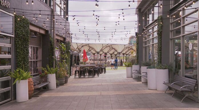 시드니 엔터테인먼트 쿼터 재정비를 위한 입찰 개시 Tenders are now open with the aim to completely overhaul the 11-hectare site at Moore Park Sydney with a new indoor space for live performances and events with a capacity for 20,000 people. (Nine)