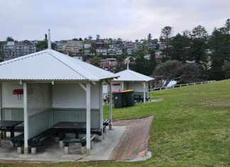 시드니 해변 대피소 하마스 낙서로 뒤덮여 Beach shelters in Sydney's eastern suburbs were targeted by vandals who sprayed the word 'Hamas on them. (Photo 2GB) (Supplied Nine)