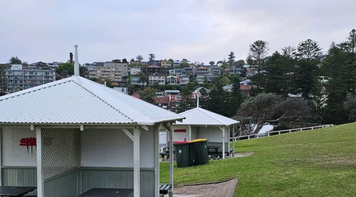 시드니 해변 대피소 하마스 낙서로 뒤덮여 Beach shelters in Sydney's eastern suburbs were targeted by vandals who sprayed the word 'Hamas on them. (Photo 2GB) (Supplied Nine)