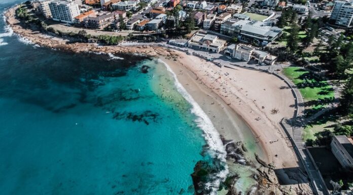 시드니 해변 수십 곳에서 배설물 오염 가능성 높아 Beaches in Cronulla, Botany and some in north Sydney have been issued with pollution warnings, with the beaches declared susceptible to human faecal matter. (Getty)