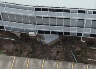 대규모 싱크홀 발생, 시드니 31억 달러 규모의 M6 터널이 몇 년 지연 될 수 있다. The 10-metre-wide sinkhole opened up on West Botany Street in Rockdale on March 1. (Nine)