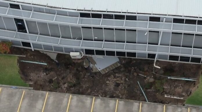 대규모 싱크홀 발생, 시드니 31억 달러 규모의 M6 터널이 몇 년 지연 될 수 있다. The 10-metre-wide sinkhole opened up on West Botany Street in Rockdale on March 1. (Nine)