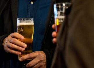 호주 전역 클럽이나 펍에서 진저및 라거 맥주값 인상 예상 The taxable definition of beer is set to change under a new draft ruling by the ATO. (Getty)