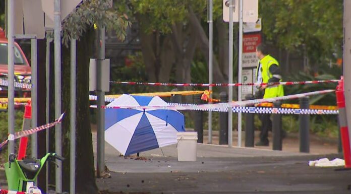 시드니 대학에서 화학 물질 폭발로 3명 병원으로 이송 The staff member was using an umbrella to protect the chemical before it reacted. (Nine)
