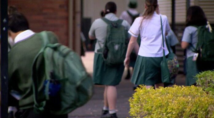 NSW 교사들, 파업 후 3년간 급여 인상 수용 There'll be a Monday morning stop-work meeting for nearly 60,000 NSW state school teachers, from 8.30am until 10am. (Nine)