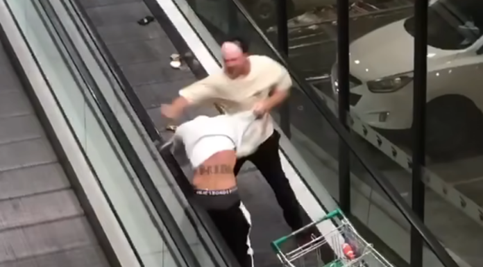 NSW 센트럴 코스트 쇼핑 센터에서 망치 싸움 발생 Officers were called to Lake Haven Drive in Lake Haven about 10.15 am yesterday. (Facebook)