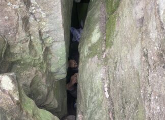 NSW 여성, 두 바위 사이에 끼인채 악몽같은 7시간 벼텨 The woman became stuck in the slim crevice after trying to retrieve her dropped phone. (NSW AmbulanceFacebook)
