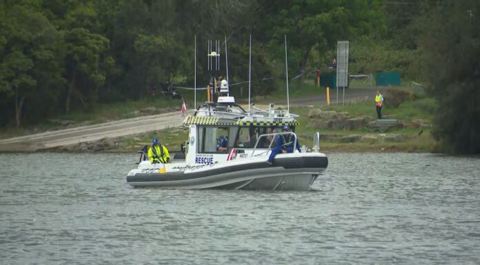 시드니 모자, 가족 나들이 중 조지스리버서 익사 Emergency services frantically searched for the two children. (9News)