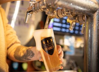 NSW 중부 해안의 양조장에서 가스 폭발, 여성 얼굴에 화상 입어 The explosion took place at Six Strings Brewing Company in Erina. (FacebookSix Strings Brewing Company)