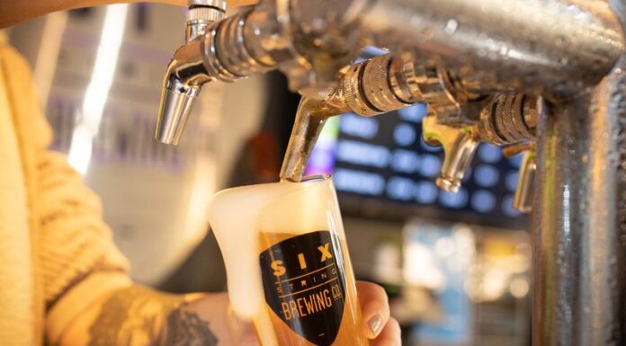 NSW 중부 해안의 양조장에서 가스 폭발, 여성 얼굴에 화상 입어 The explosion took place at Six Strings Brewing Company in Erina. (FacebookSix Strings Brewing Company)