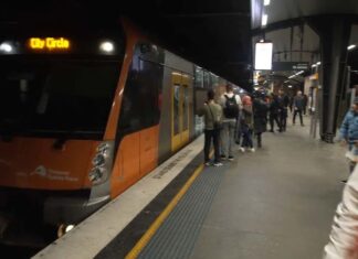 시드니 메트로 공사로 130년 만에 T3 뱅스타운 노선 중단 The last-ever train made its way along Sydney's T3 Bankstown line this morning, packed with enthusiasts. (Nine)