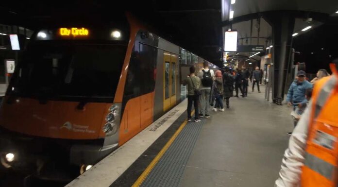 시드니 메트로 공사로 130년 만에 T3 뱅스타운 노선 중단 The last-ever train made its way along Sydney's T3 Bankstown line this morning, packed with enthusiasts. (Nine)