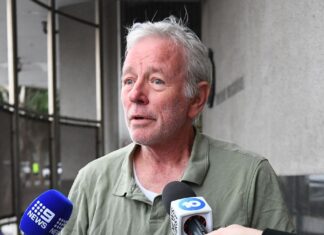 수십 명의 어린이를 학대한 혐의로 기소됐던 은퇴교사 추가범죄로 다시 기소 Stephen Kayser denied any wrongdoing as he left the Brisbane Watch House on August 12. (ono SearleAAP PHOTOS)