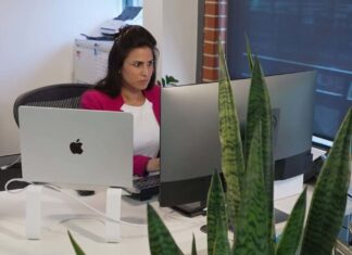 호주 개인 정보 거래, 개인 정보를 보호할 수 없다 ANU Data Scientist, lecturer and academic Priya Dev has always gone to great lengths to protect her personal information from landing in the wrong hands. (Nine)