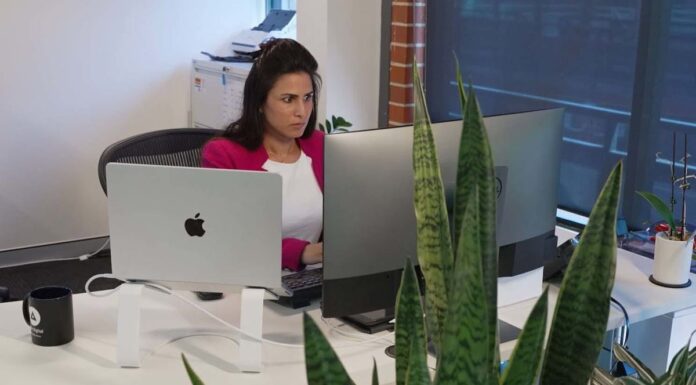 호주 개인 정보 거래, 개인 정보를 보호할 수 없다 ANU Data Scientist, lecturer and academic Priya Dev has always gone to great lengths to protect her personal information from landing in the wrong hands. (Nine)