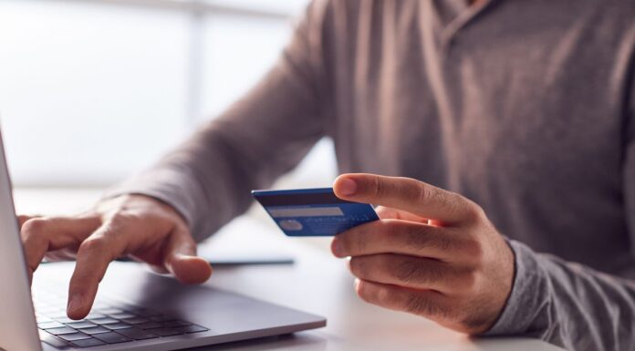 신용카드 사기 피해자 호주인, 대부분 신고하지 않아 1 in 6 Aussies say they have fallen victim to credit or debit card fraud recently. (Getty)