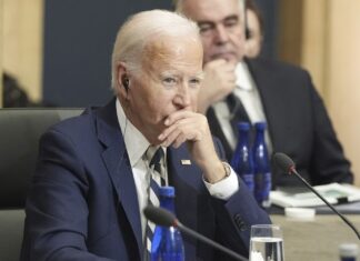주말 동안 호주 휘발유 가격이 치솟은 이유 Global Oil prices rose after President Joe Biden suggested on Thursday that US and Israeli officials were discussing a possible strike by Israel against Iranian oil facilities. (AP)