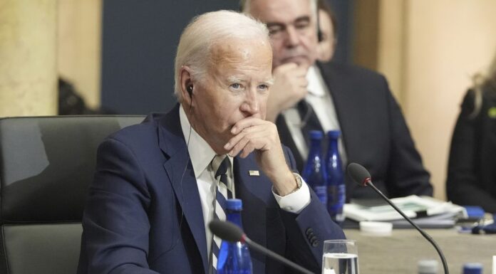 주말 동안 호주 휘발유 가격이 치솟은 이유 Global Oil prices rose after President Joe Biden suggested on Thursday that US and Israeli officials were discussing a possible strike by Israel against Iranian oil facilities. (AP)