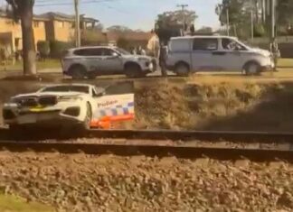시드니 서부에서 오토바이를 쫓다 기차에 치이는 사고를 간신히 피한 경찰 .Police narrowly avoid being hit by train chasing motorcyclist in Sydney's west (Nine)