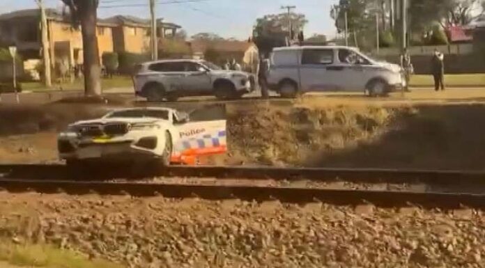 시드니 서부에서 오토바이를 쫓다 기차에 치이는 사고를 간신히 피한 경찰 .Police narrowly avoid being hit by train chasing motorcyclist in Sydney's west (Nine)