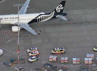 시드니 공항 기내 보안 위협문제이유로 승객들 어둠 속에 방치 .The Sydney Airport incident is at the centre of a major AFP investigation. (Nine)