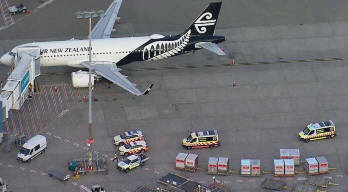 시드니 공항 기내 보안 위협문제이유로 승객들 어둠 속에 방치 .The Sydney Airport incident is at the centre of a major AFP investigation. (Nine)