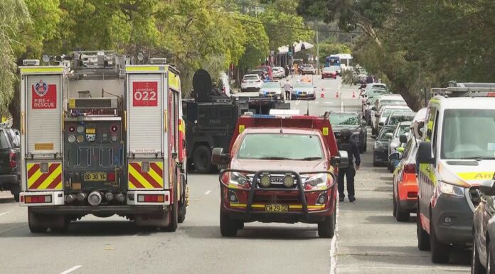 시드니 남성, 마체테로 사람들을 위협 A man who allegedly threatened people with a machete on a street in Sydney's inner west before he ran into a nearby house has been charged by police. (Nine)