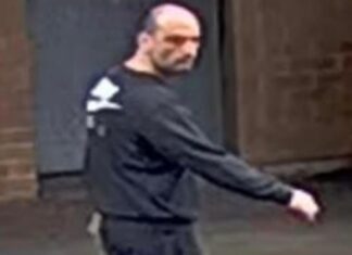 시드니 헤이마켓, 한남성 대낮에 무작위 공격으로 낯선 사람에게 뒤에서 칼에 찔려 NSW Police released images of a man they believe can asisst with inquiries into the alleged stabbing. (NSW Police)