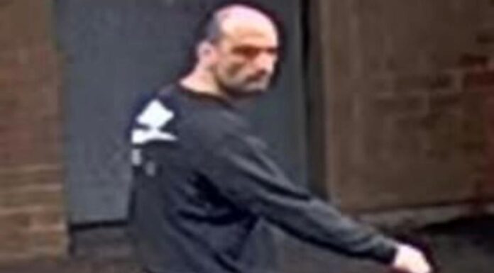 시드니 헤이마켓, 한남성 대낮에 무작위 공격으로 낯선 사람에게 뒤에서 칼에 찔려 NSW Police released images of a man they believe can asisst with inquiries into the alleged stabbing. (NSW Police)